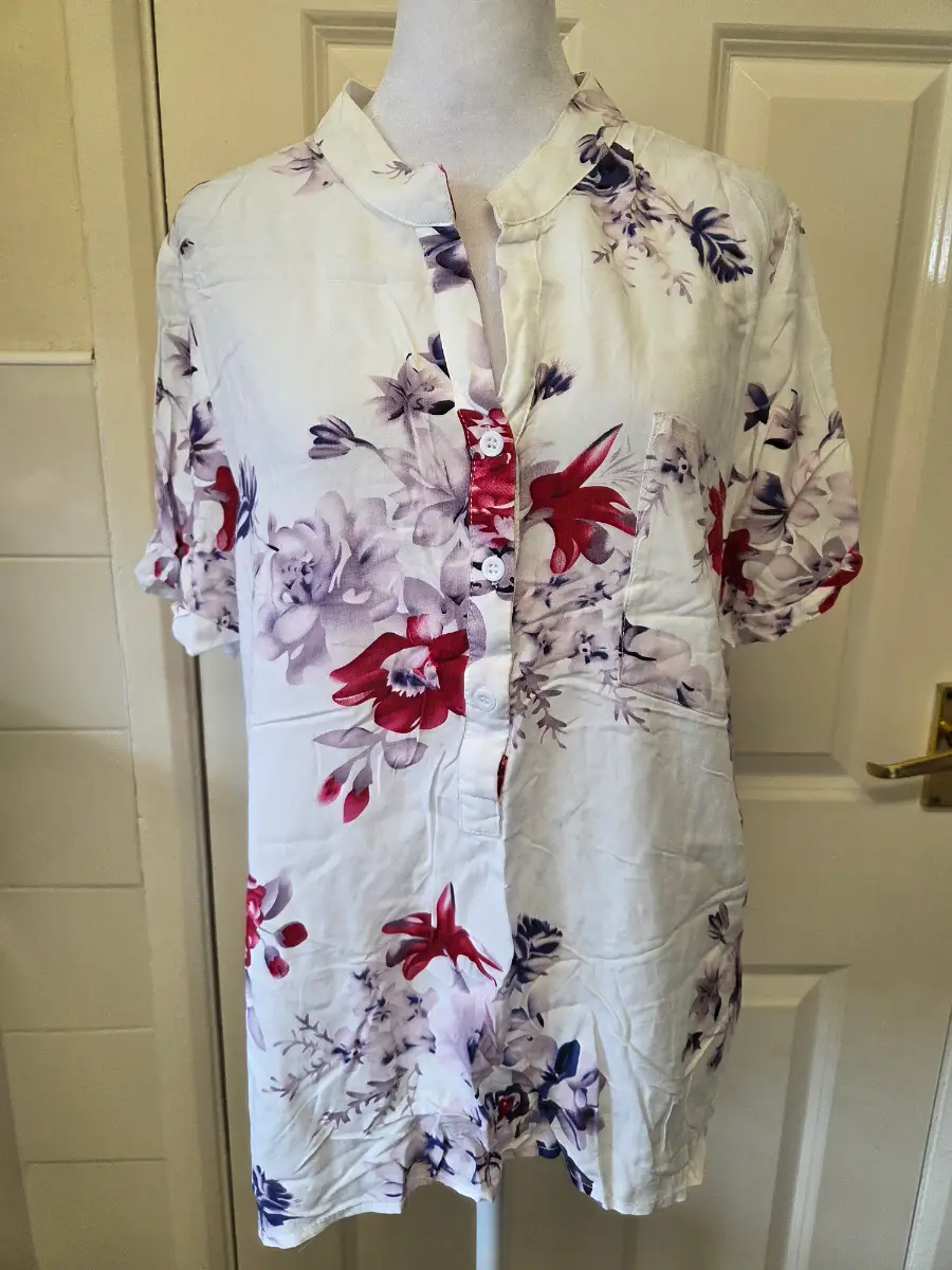 Vintage Style White Floral Tunic Top. Size Large