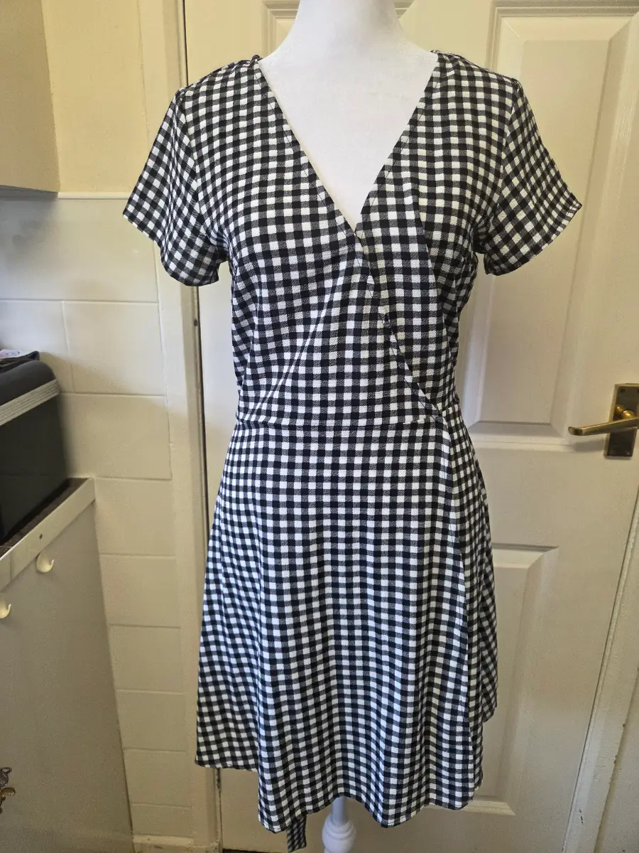H&M Black & White Gingham Wrap Dress. Size 8