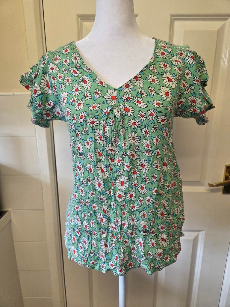 Green Daisy Print Crinkle Short Sleeved Top. Size 12