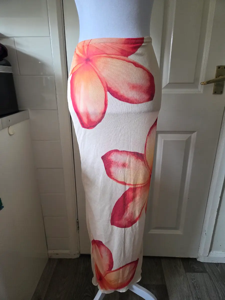 PrettyLittleThing Cream & Orange Plumeria Floral Maxi Skirt. Size 4