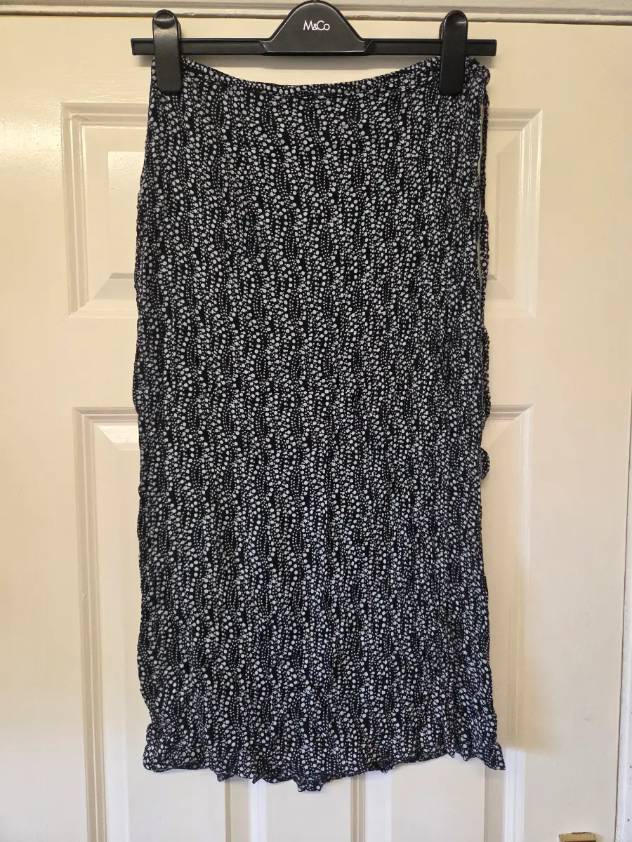 Isabelle 90s Style Black & White Ditsy Print Crinkle Maxi Skirt. Size 12