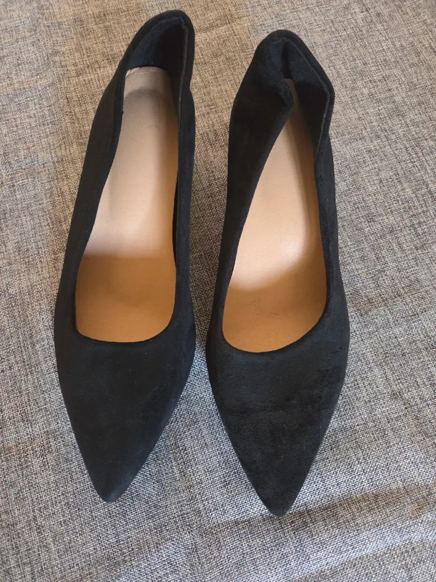Chic Black Faux Suede Court Shoes.  Size 6