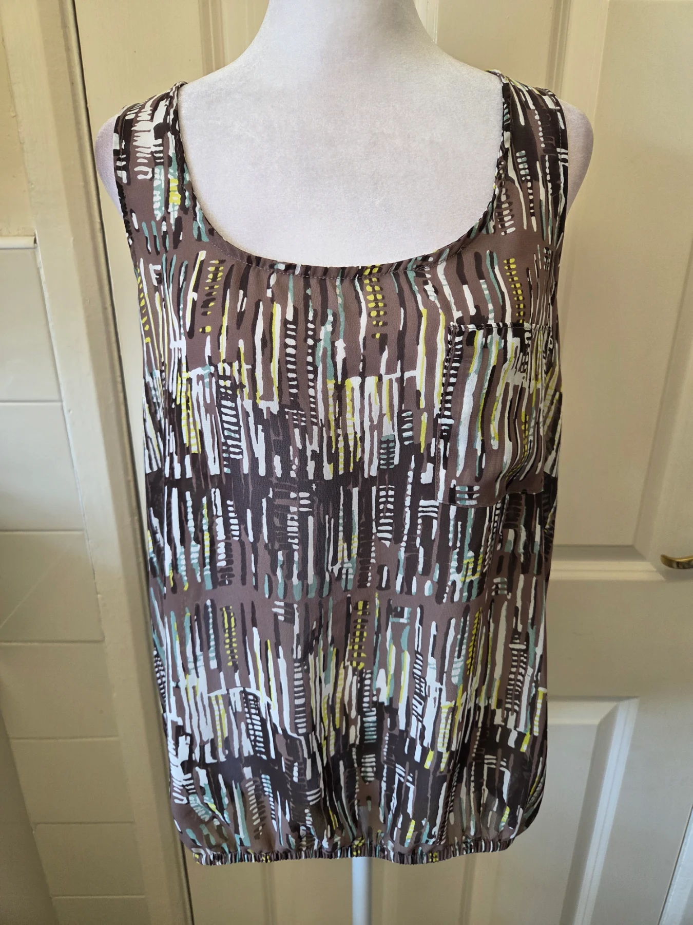 GAP Abstract Print Bubble Hem Tank Top. Size Medium