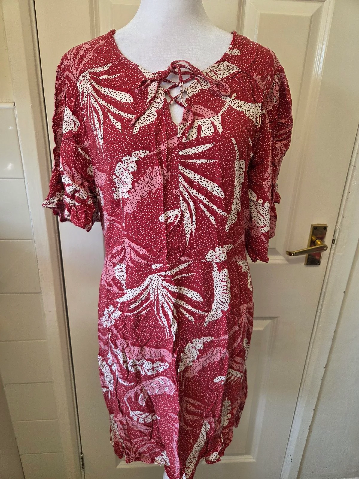 Vibrant Red Tropical Leaf Print Day Dress. Size 20