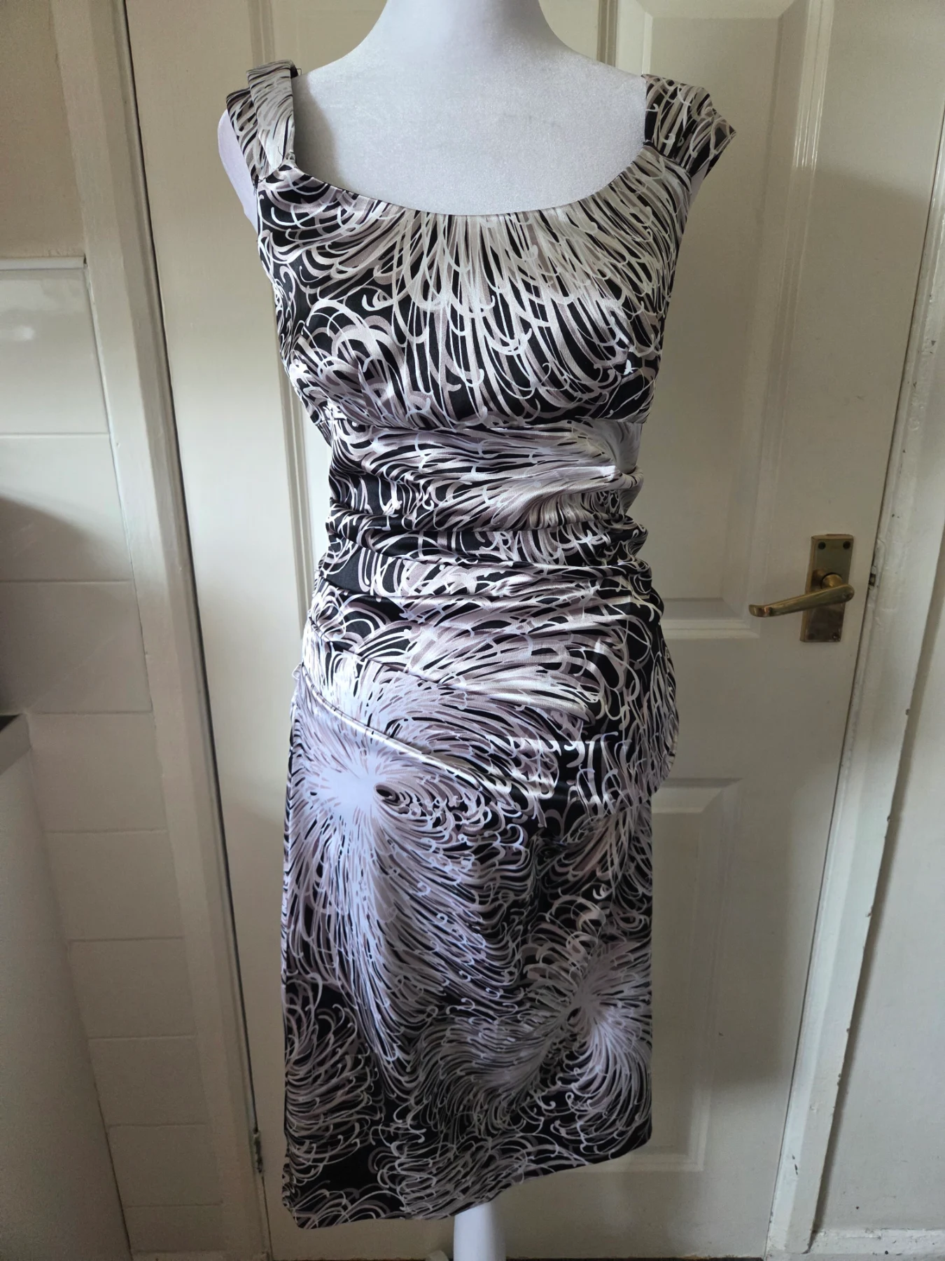 London Times Black & White Abstract Ruched Midi Sheath Dress. Size 10