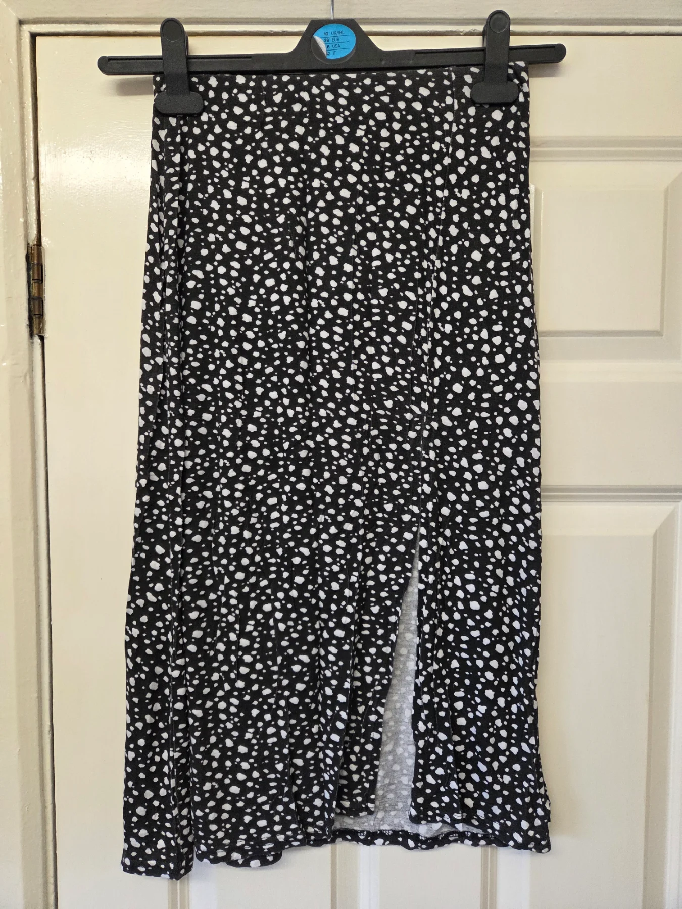 Boohoo Black &White Spotted Side Split Midi Skirt. Size 6