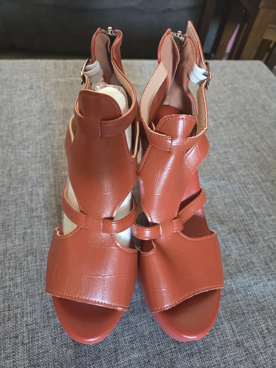Tan Faux Croc Strappy Platform Gladiator Heels. Size 6