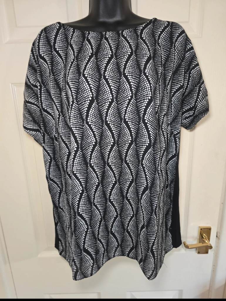 TU top. size 18. Black with white patten.