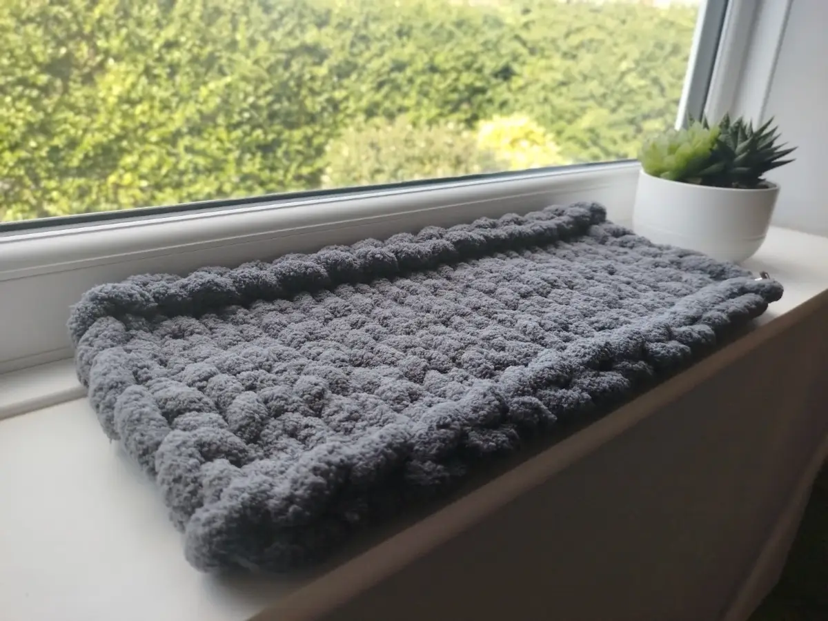 Cat windowsill bed hand-knitted chunky chenille