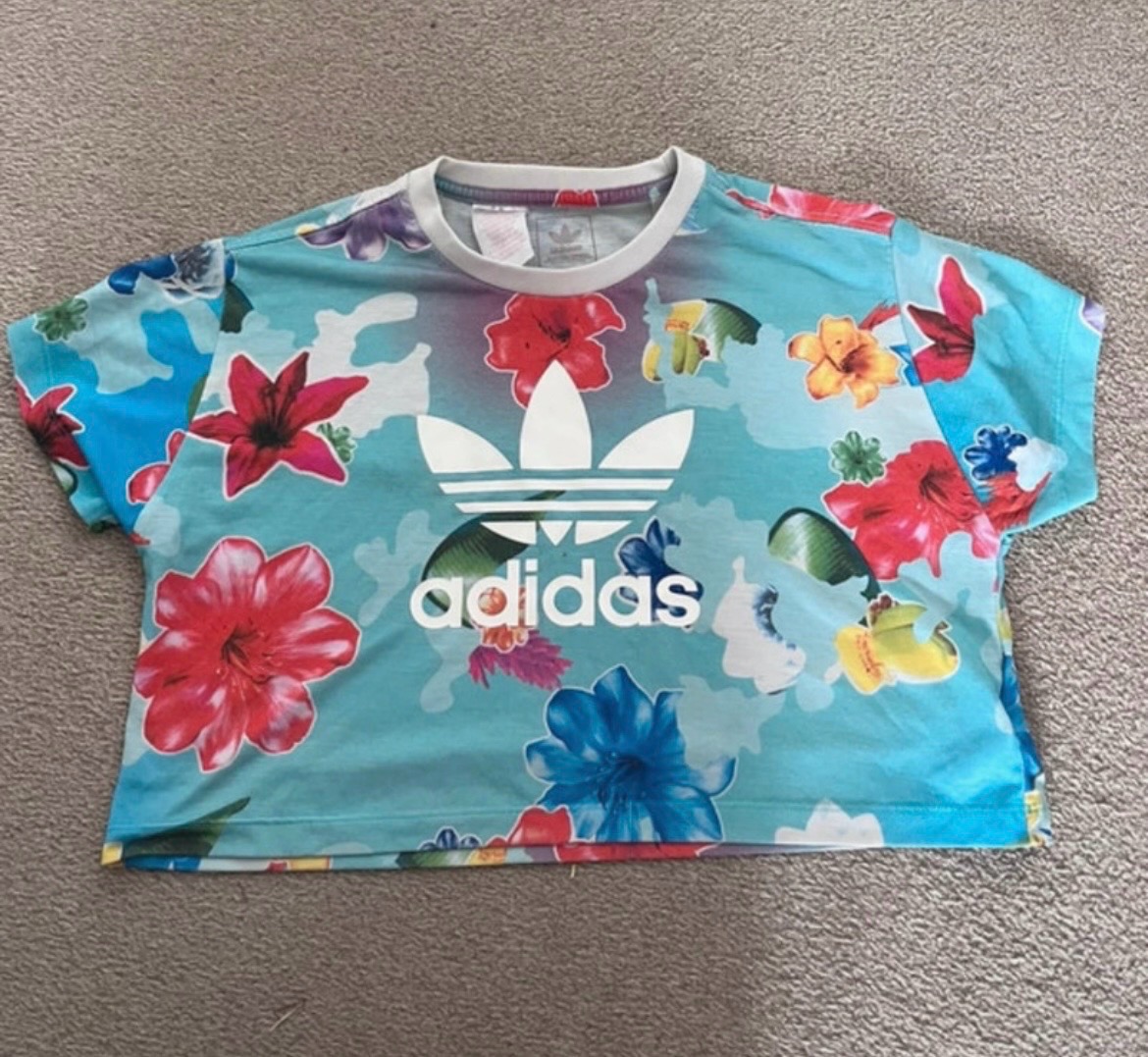Retro vintage Women’s tropical floral adidas cropped tee t shirt. Size xs. Y2K