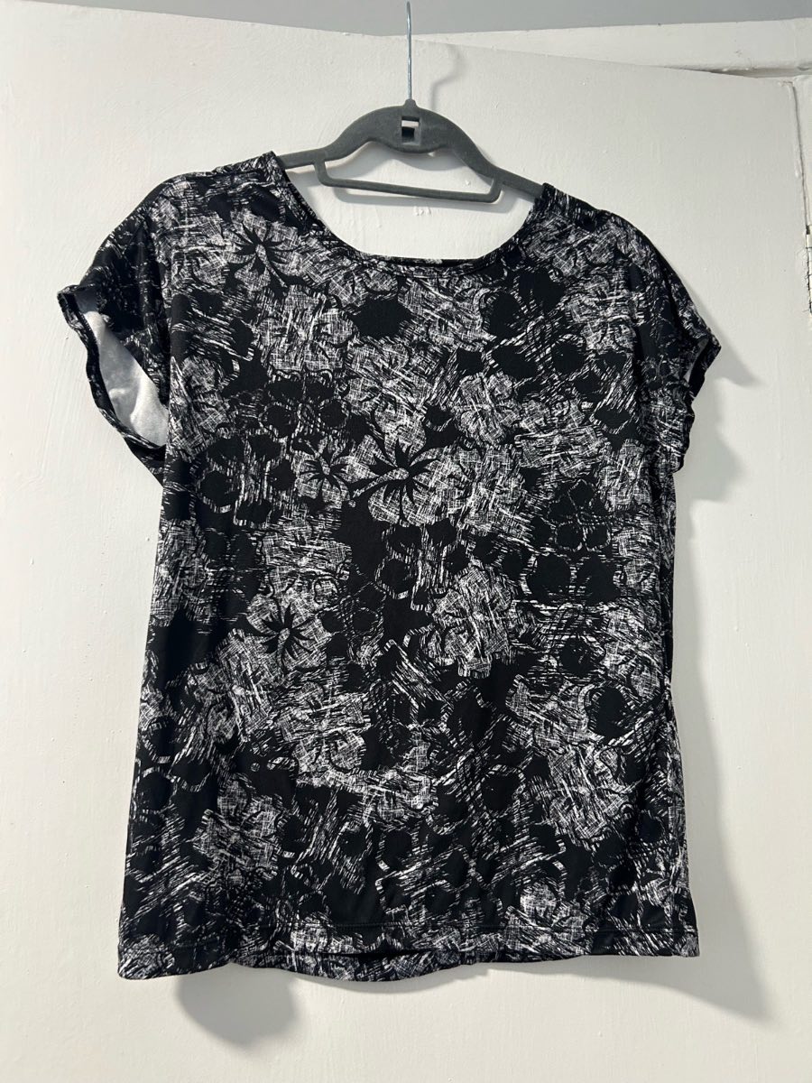 Low v back black and grey floral pattern exercise top