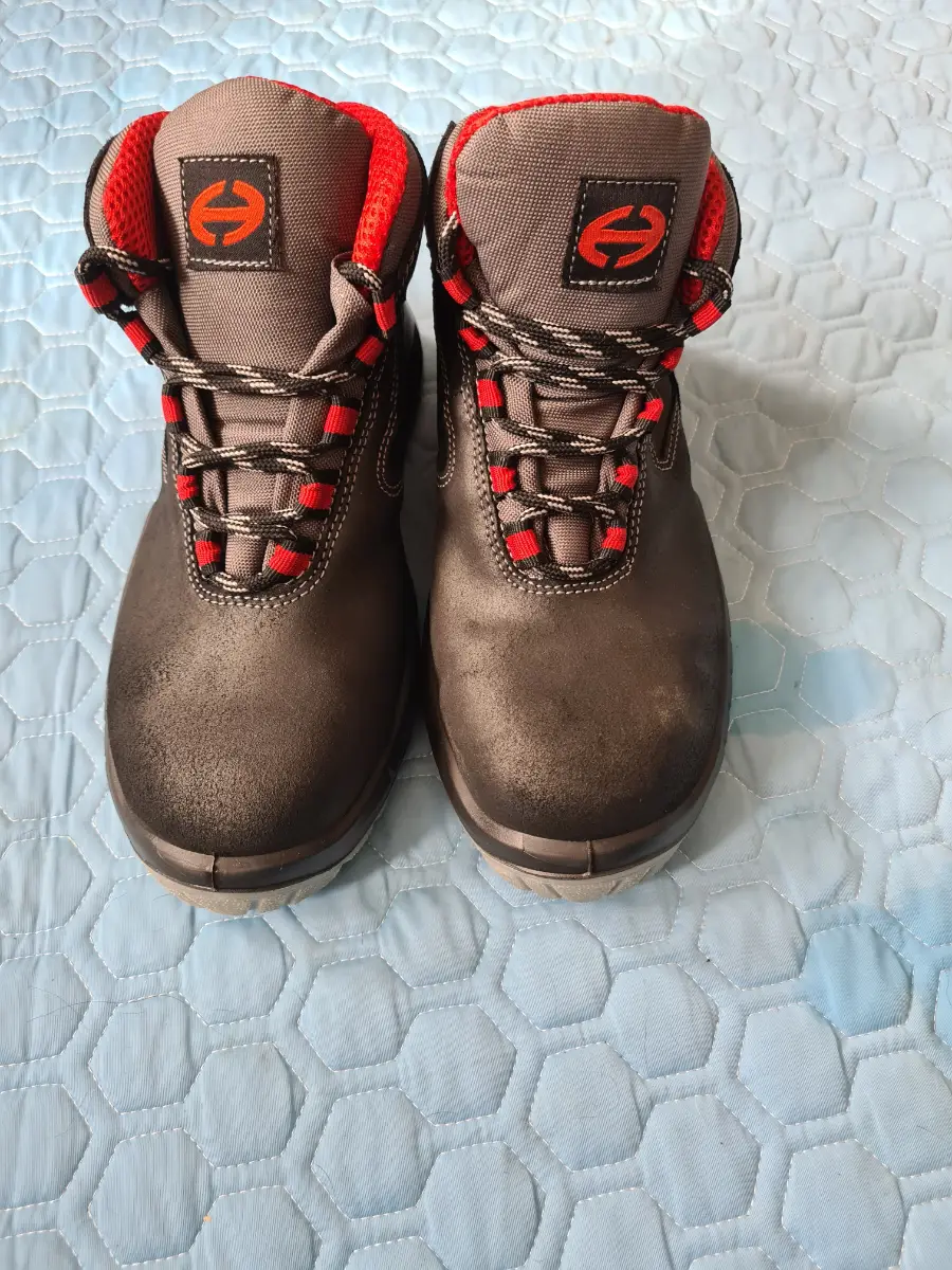 Safety steel.toe capped boots