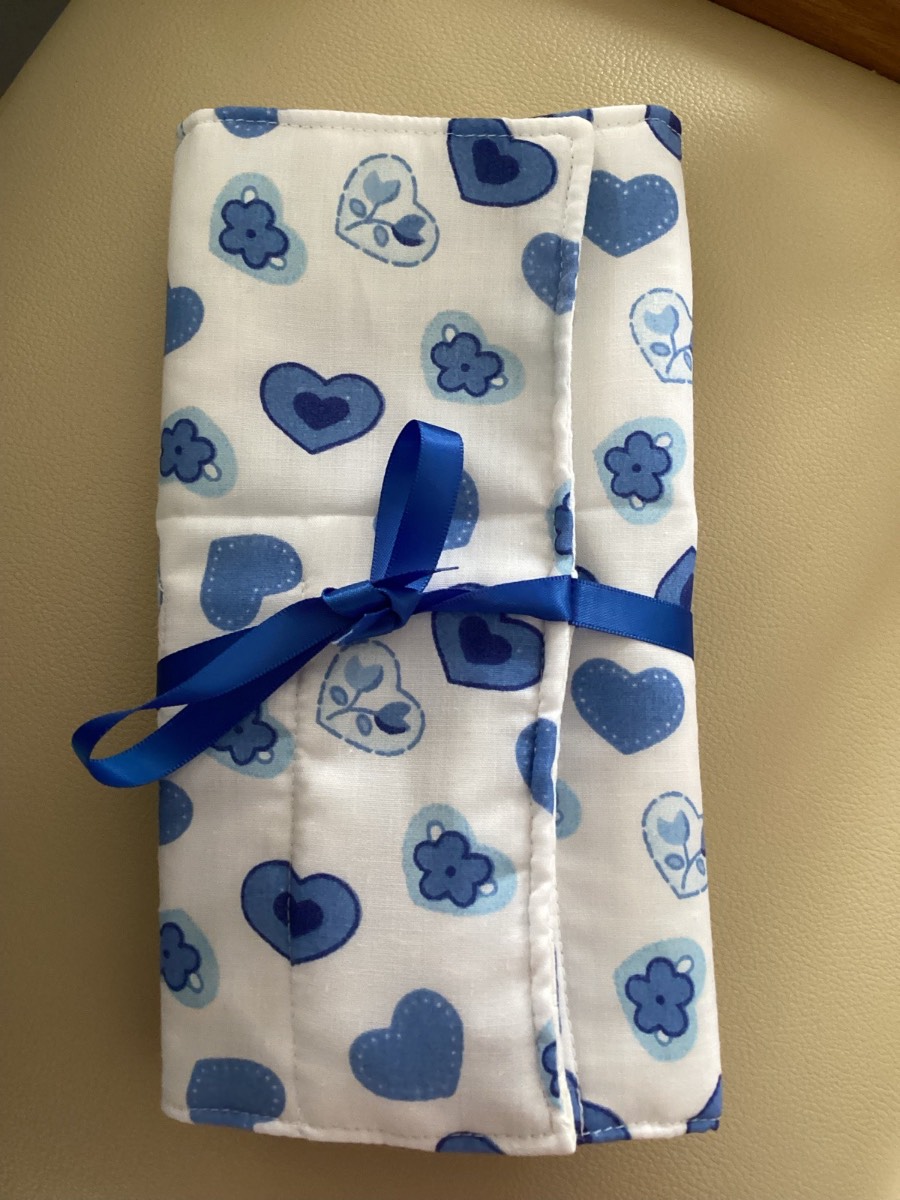Gorgeous Blue Hearts/Flowers on White Fabric Wrap Jewellery/Make Up/Accessory Roll Brand New Unused
