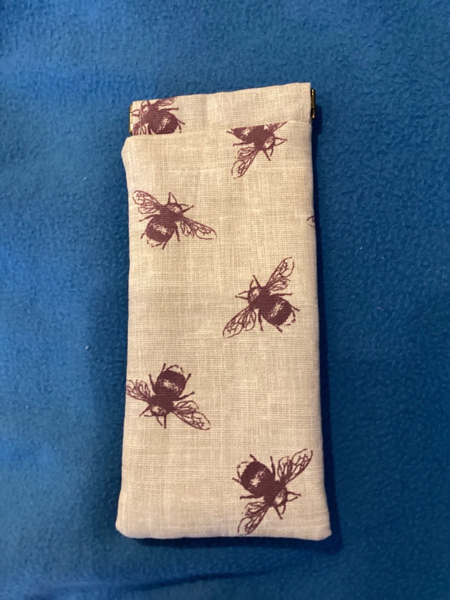 Beautiful Beige Burgundy Bees Fabric Padded Lined Glasses Case Magnetic Clip  Brand New Unused