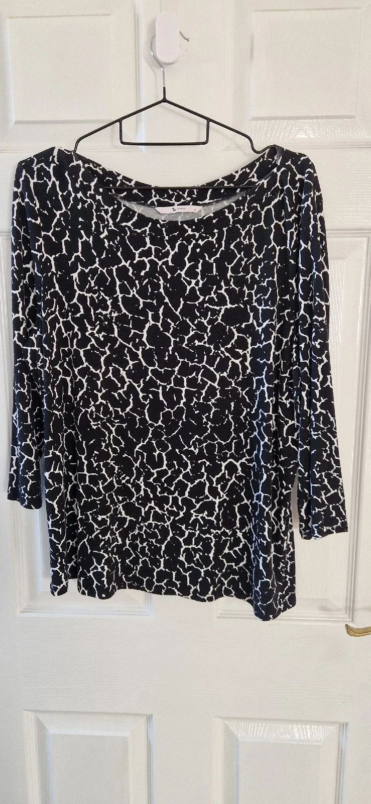 TU black & white abstract crackle print top 3/4 sleeve lenght size 16