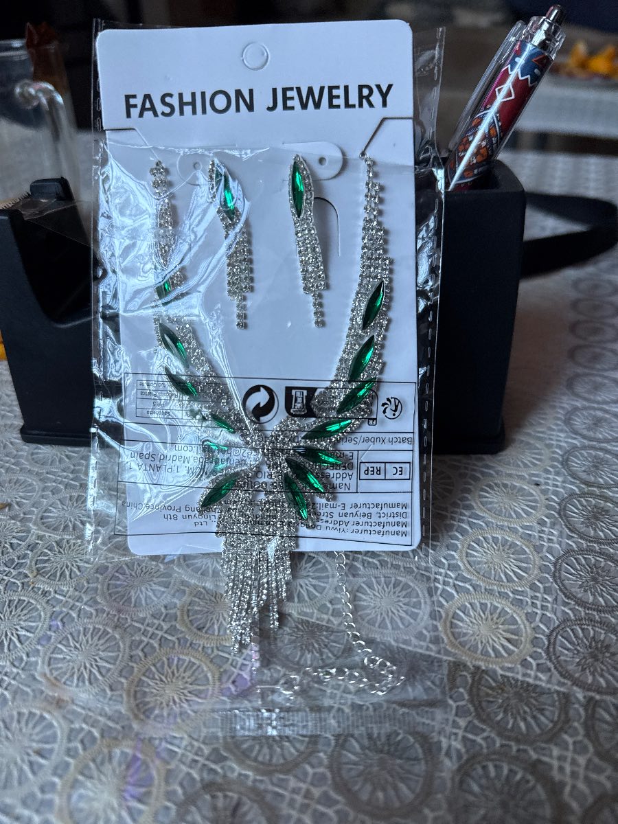 Nevklace earing set silver green