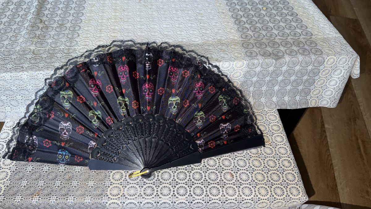 Black lace skull print hand fan