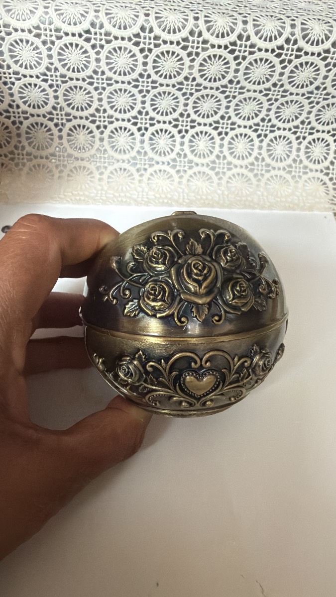 Vintage style rose engraved ashtray metal with lid