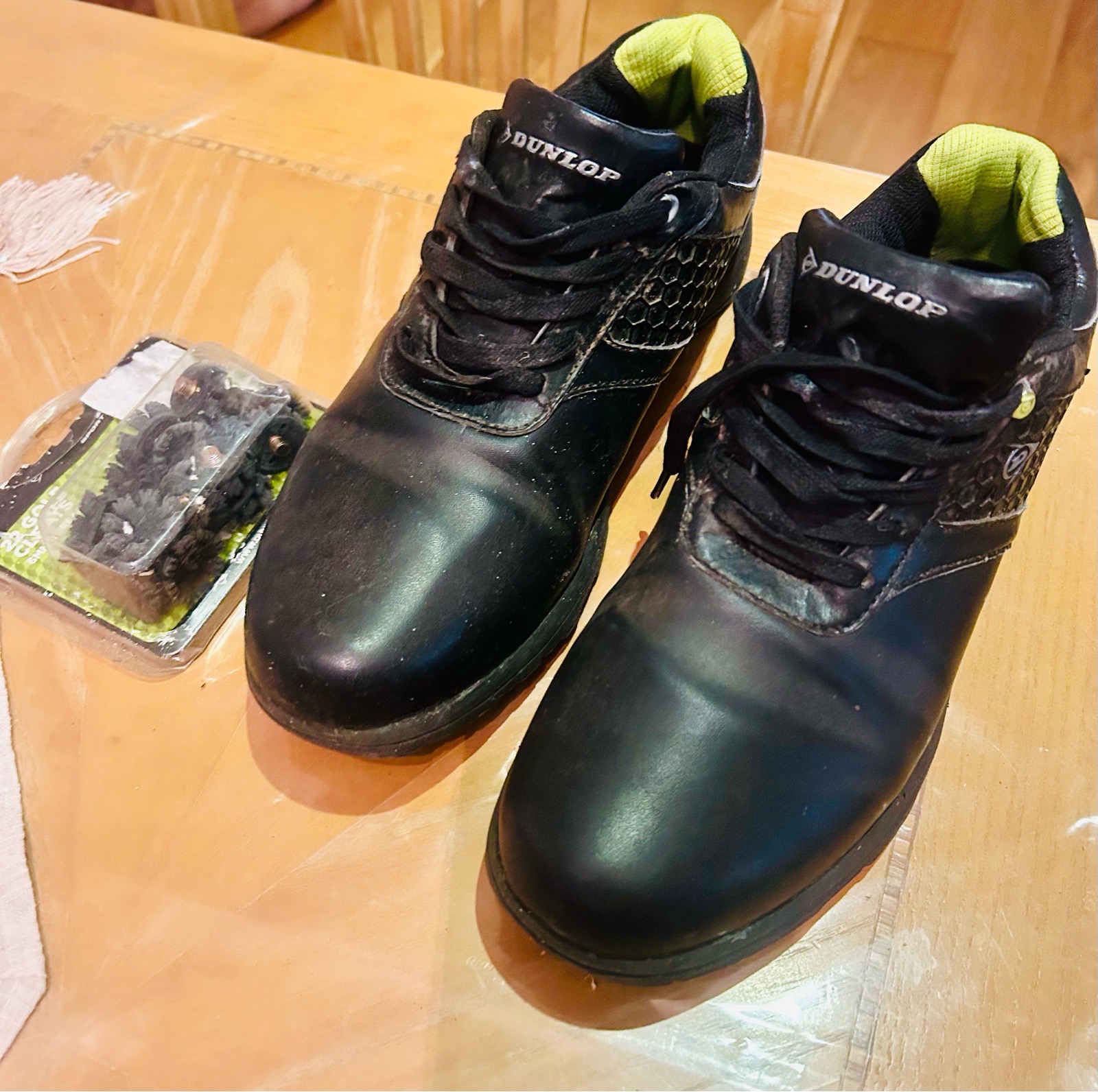 Dunlop Black leather golf Shoes Size 8 UK with extra Studs excellent condition