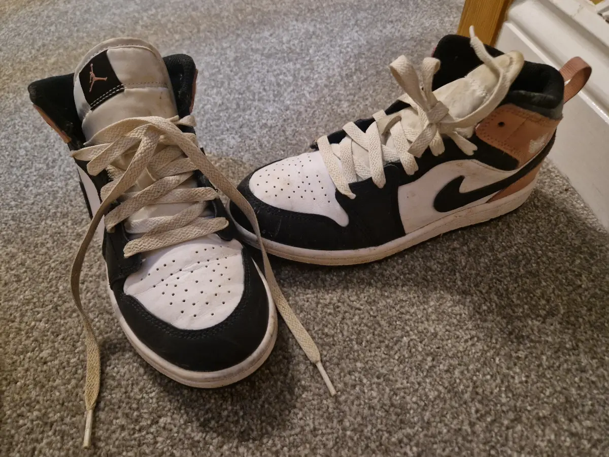 Girls Nike Jordans size 2.5 great condition