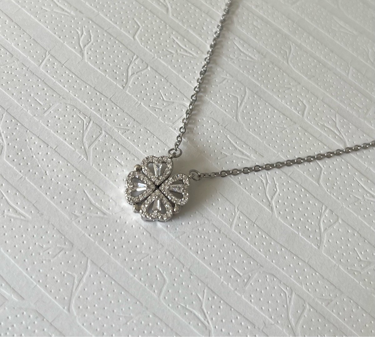 Silver hearts magnet necklace