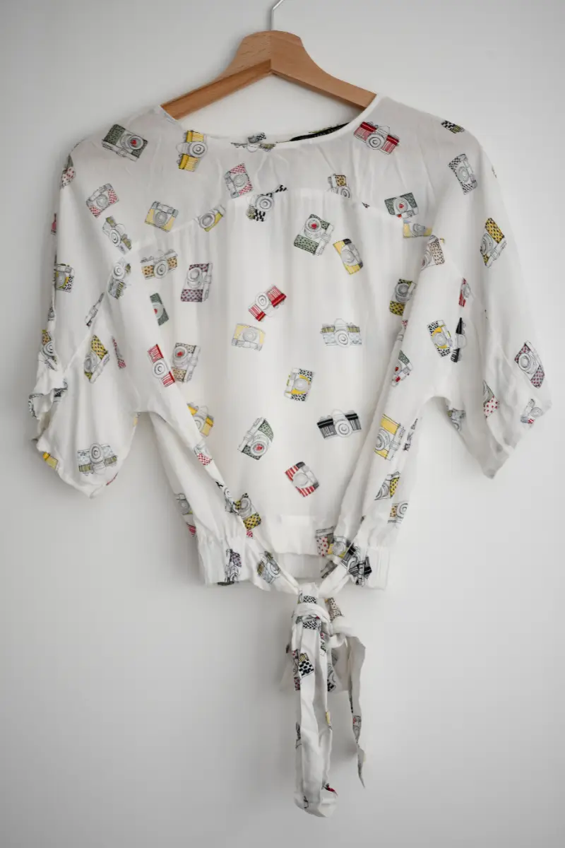 Zara Basic Camera Print Tie Front Blouse White Viscose XS 3/4 Sleeve  Opis