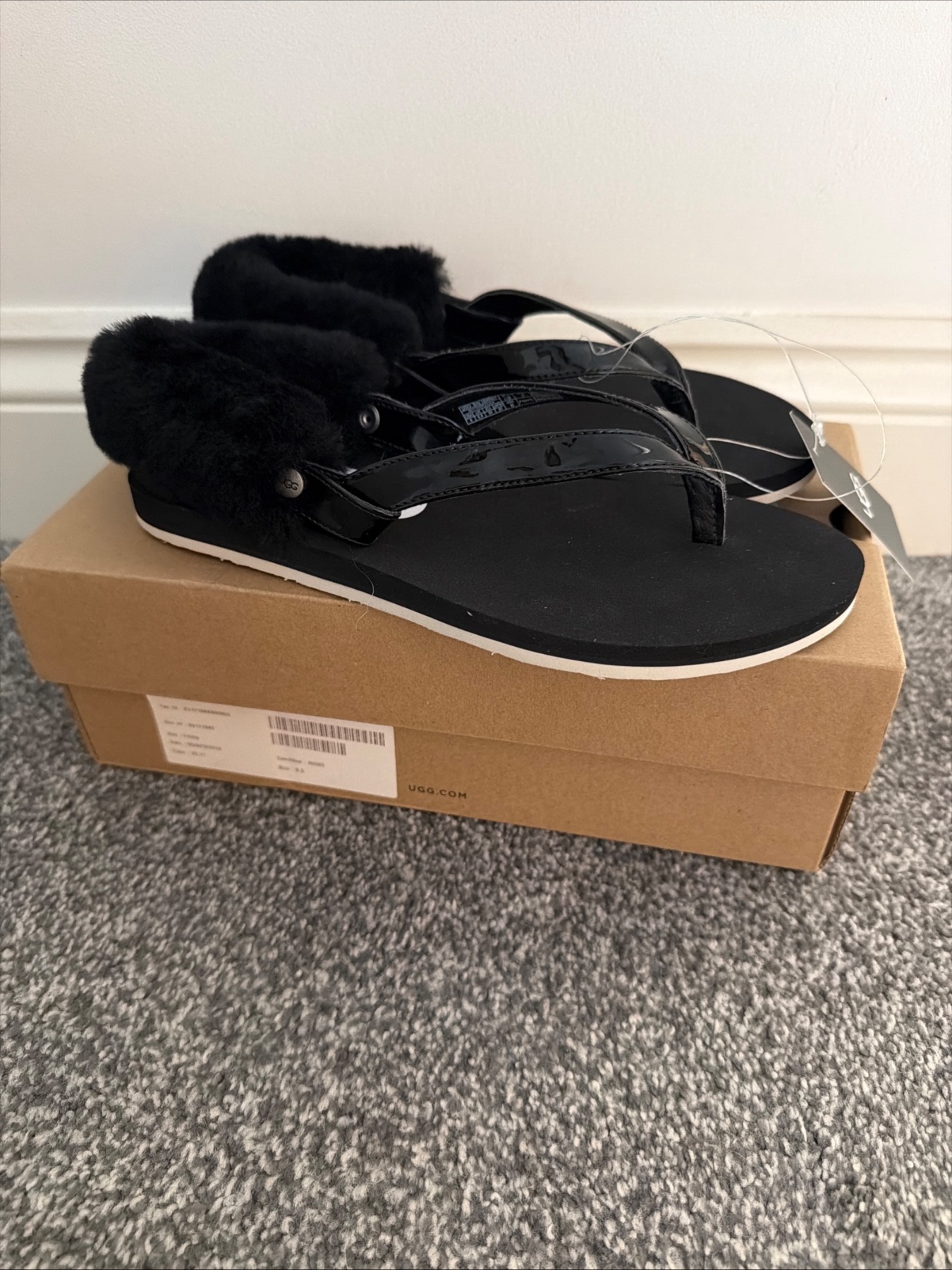 Ugg new old stock boxed 6.5 flip flop removal shearling back eu 39 black