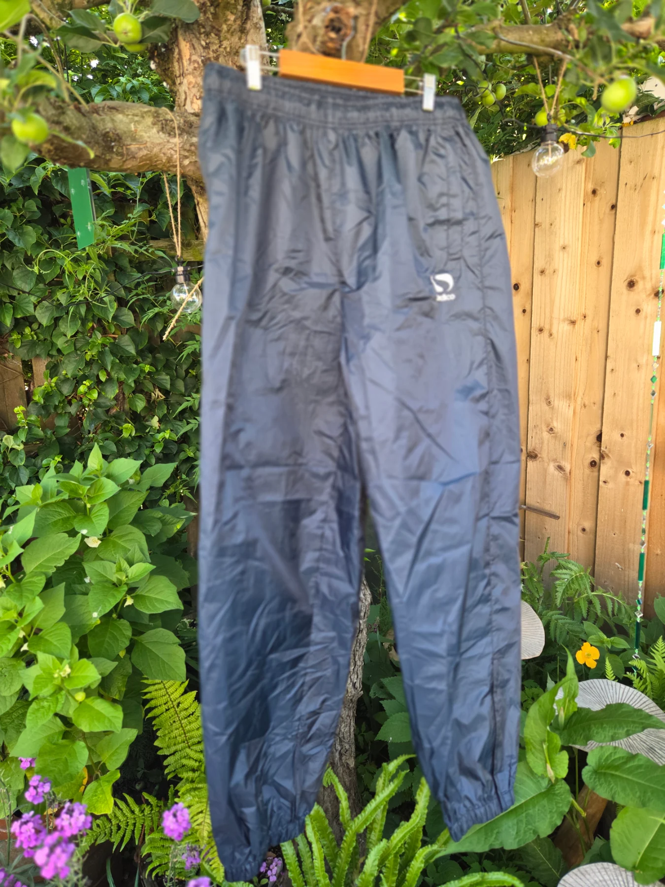 Sondico rain pants feature an elasticated waistband for a secure fit, size 2XL