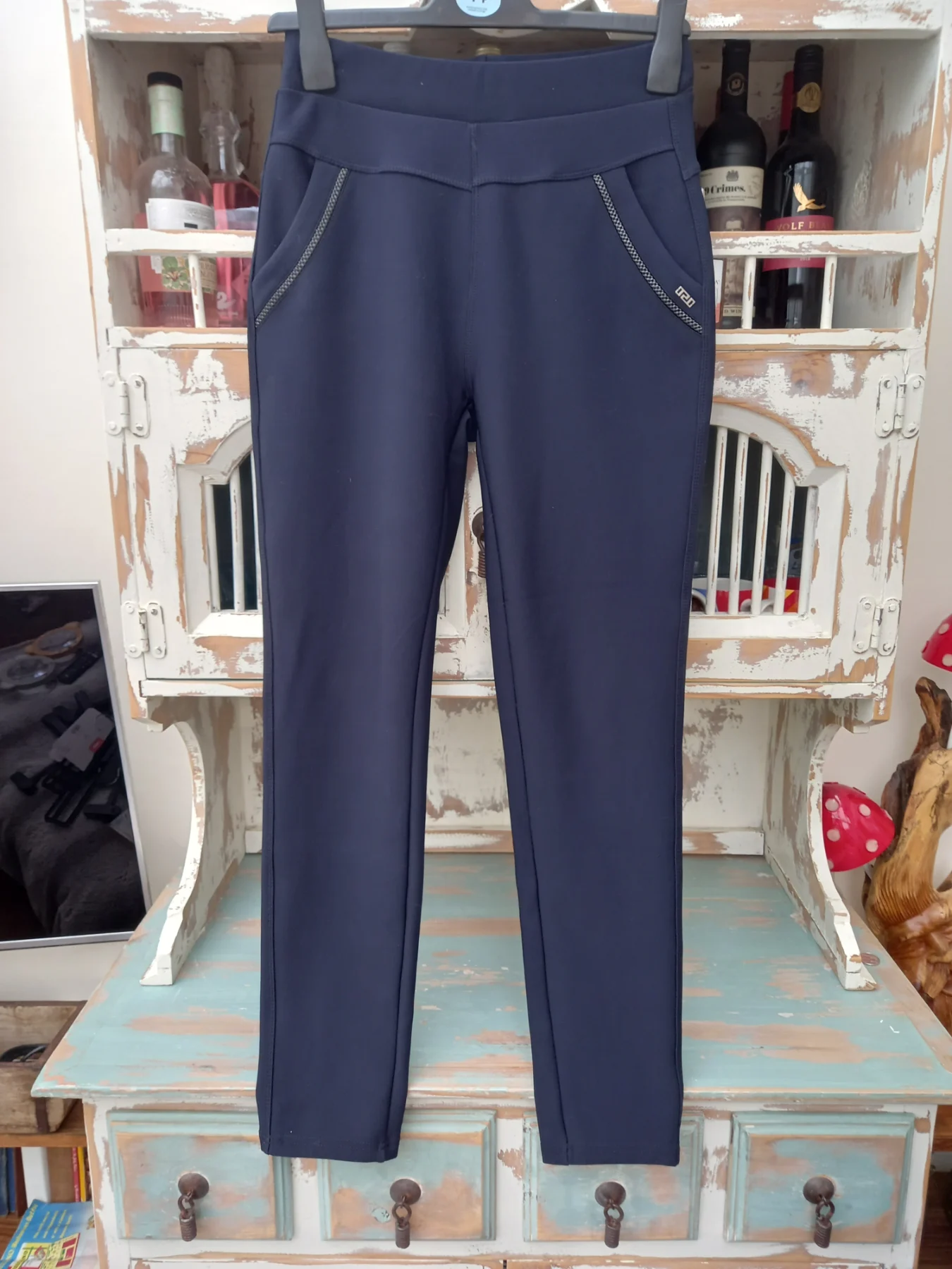 Share YU & ME New Black Super Stretchy Scuba Leggings With Pockets, size M/L