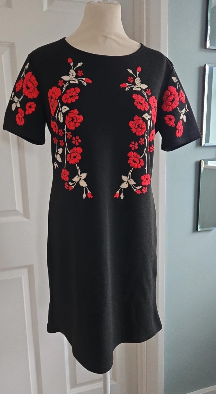 New with tags Cameo Rose Black Floral Dress Size 14