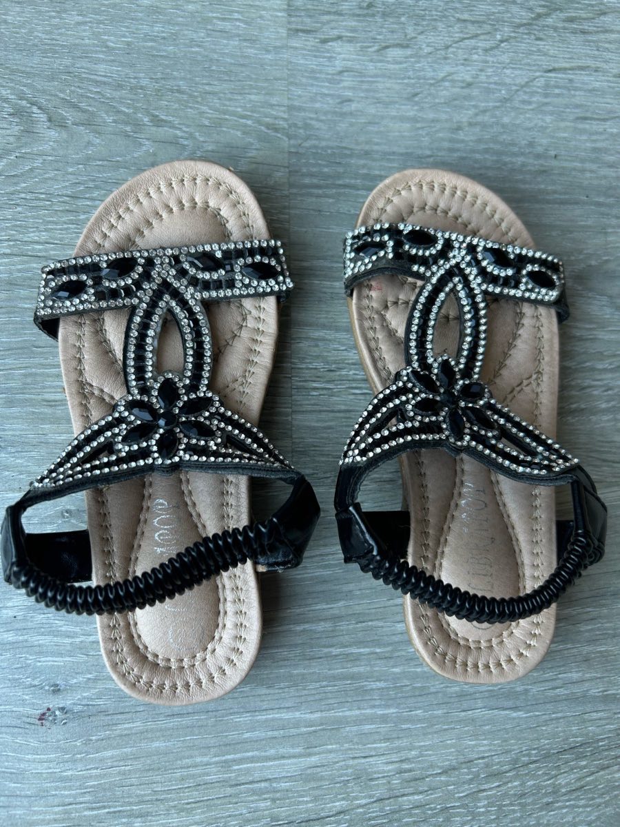 Girls sandals size 7 (24)