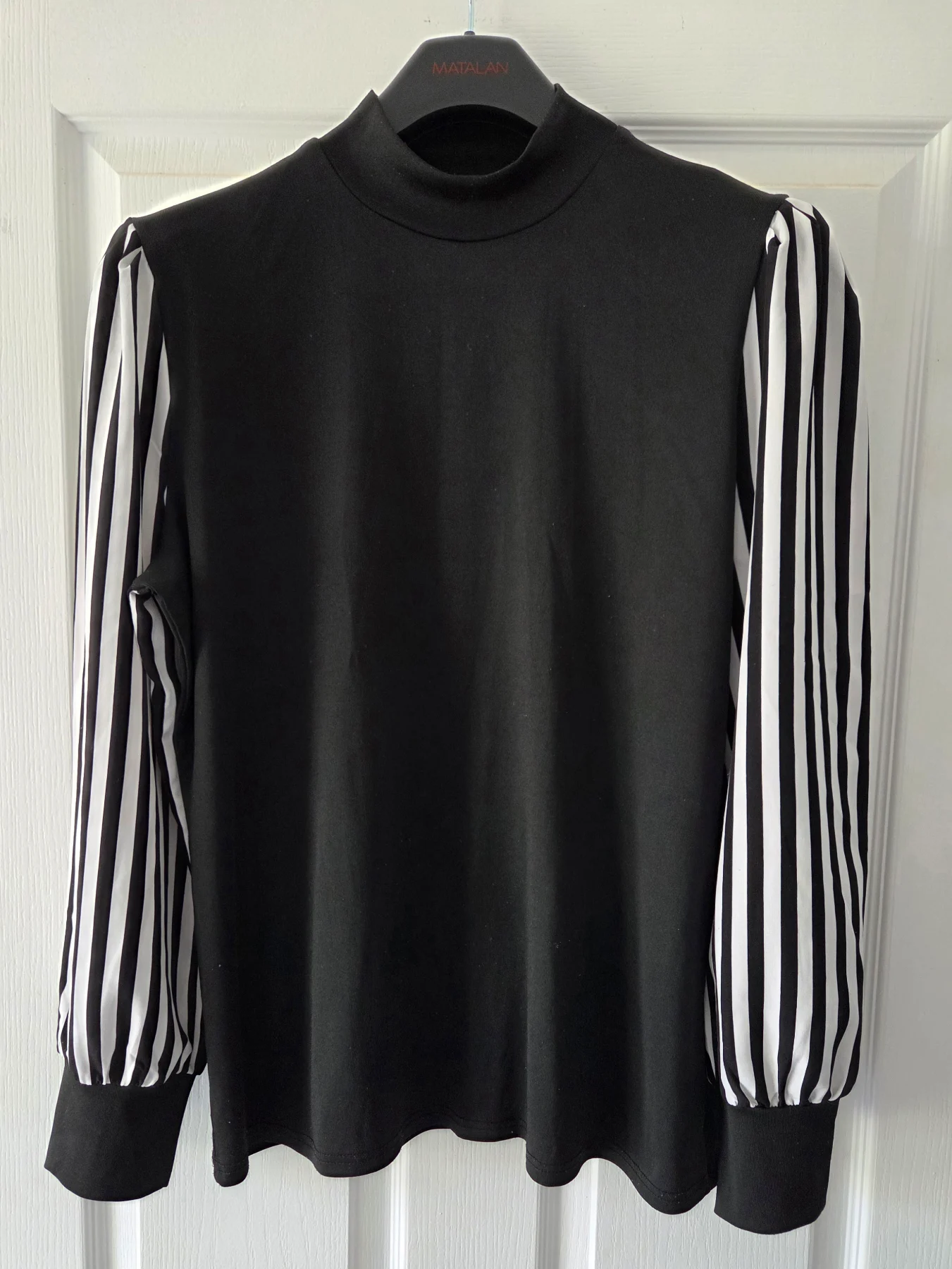 Black Top with Black & White Striped Sleeves Unbranded Size XXL