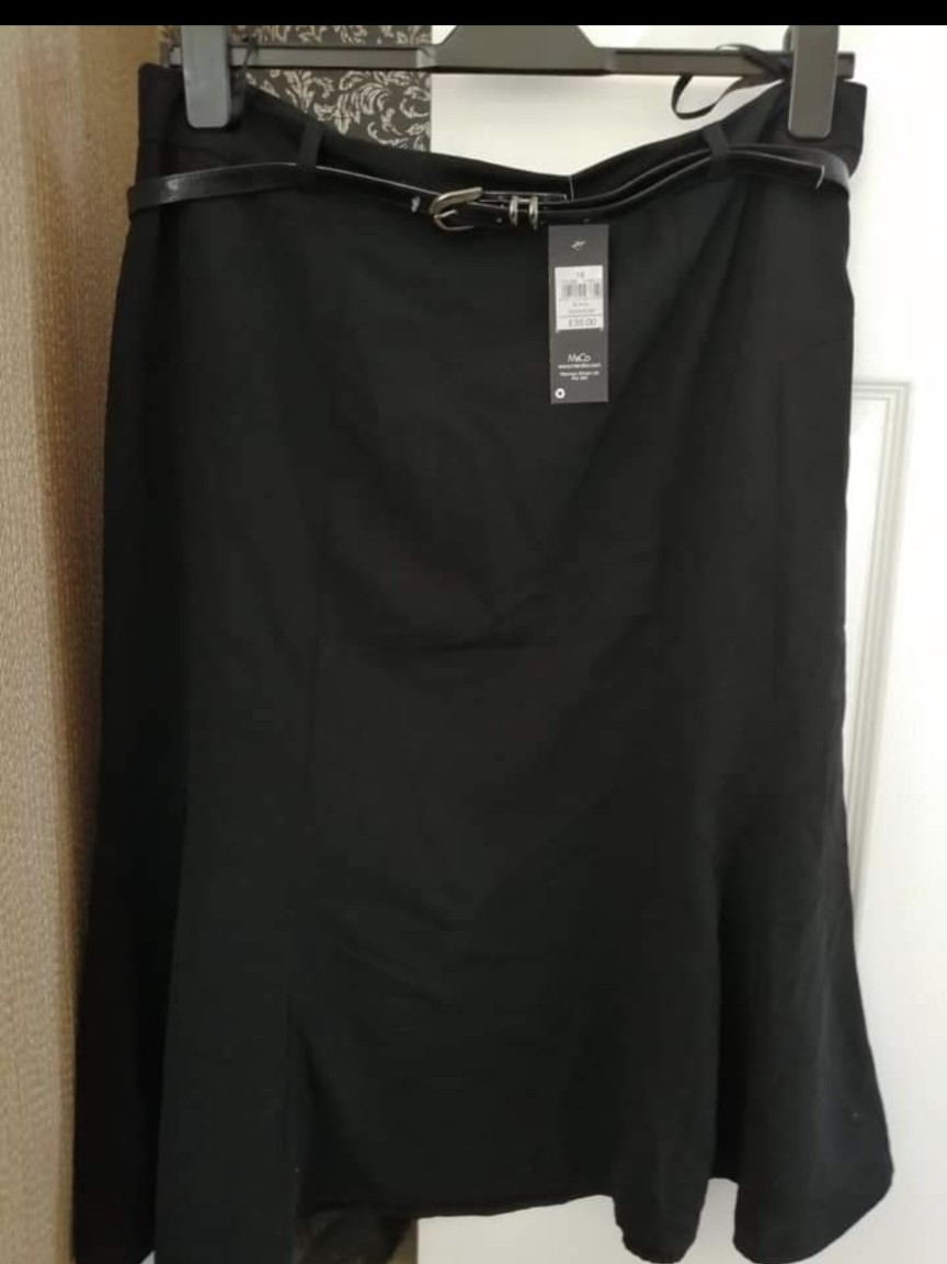 NEW M & CO A LINE SKIRT. WITH THIN BELT 18
