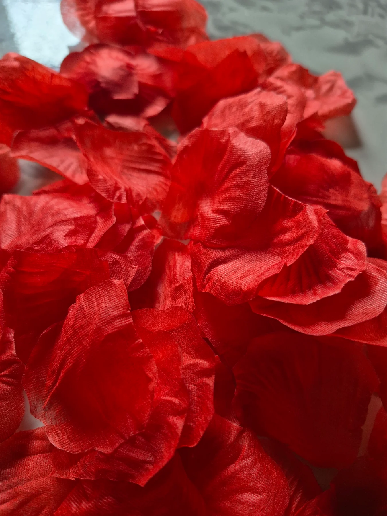 Red confetti petals x100