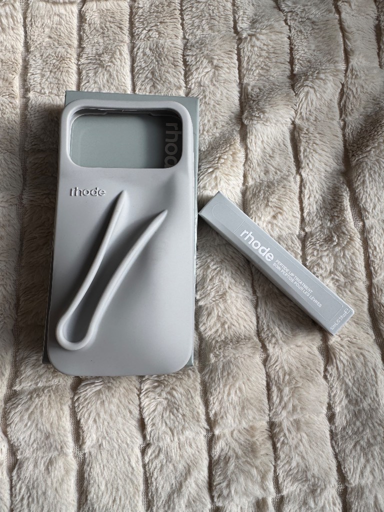 iPhone 17 pro max case with lipgloss