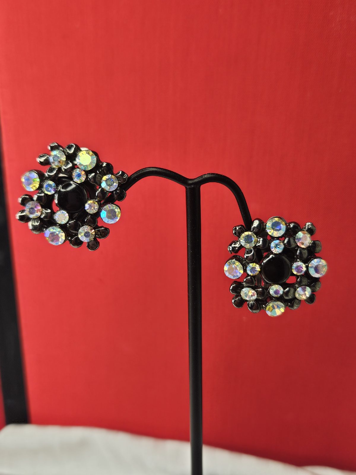 Vintage 1950s Black Japanned Aurora Borealis Rhinestone Cluster Clip On Earrings