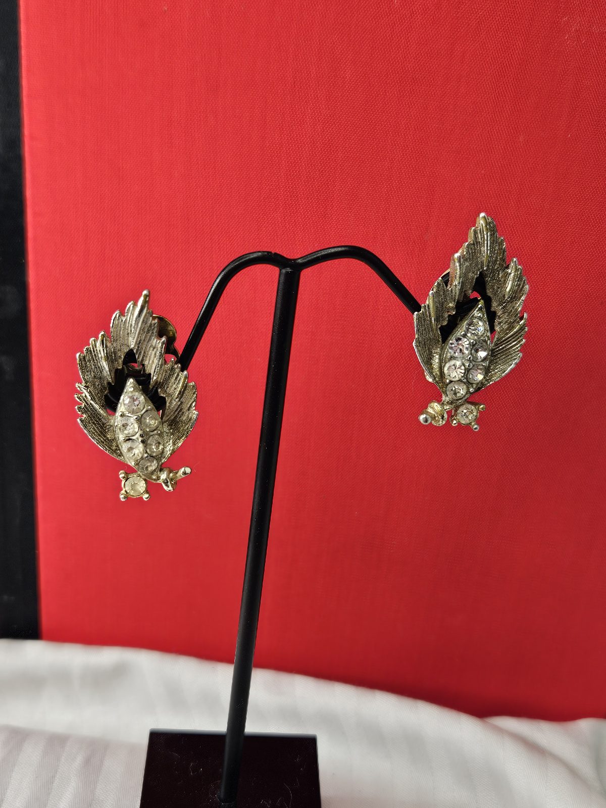 Vintage EXQUISITE Clip On Earrings Gold Tone Rhinestone Leaf Mid Century Signed