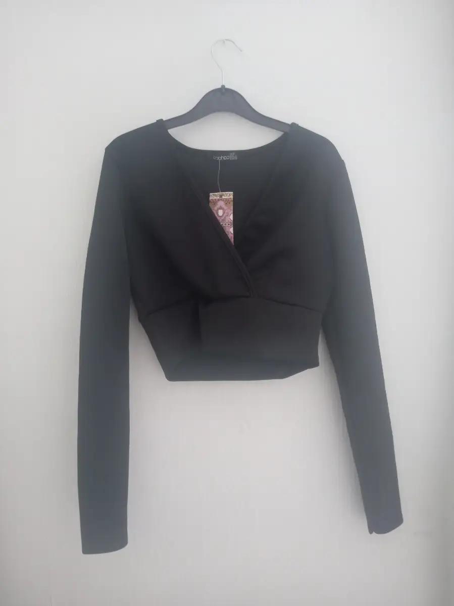 Boohoo Black long sleeved crop top new with tags size 10