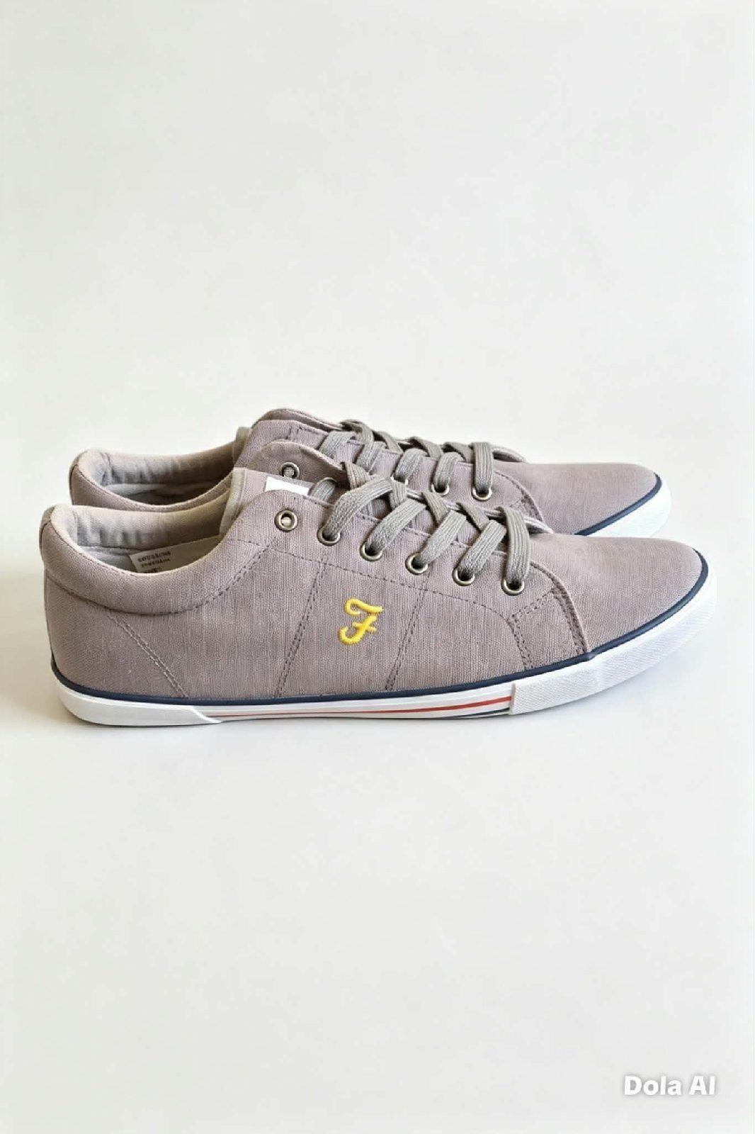 Classic canvas low‑top trainers