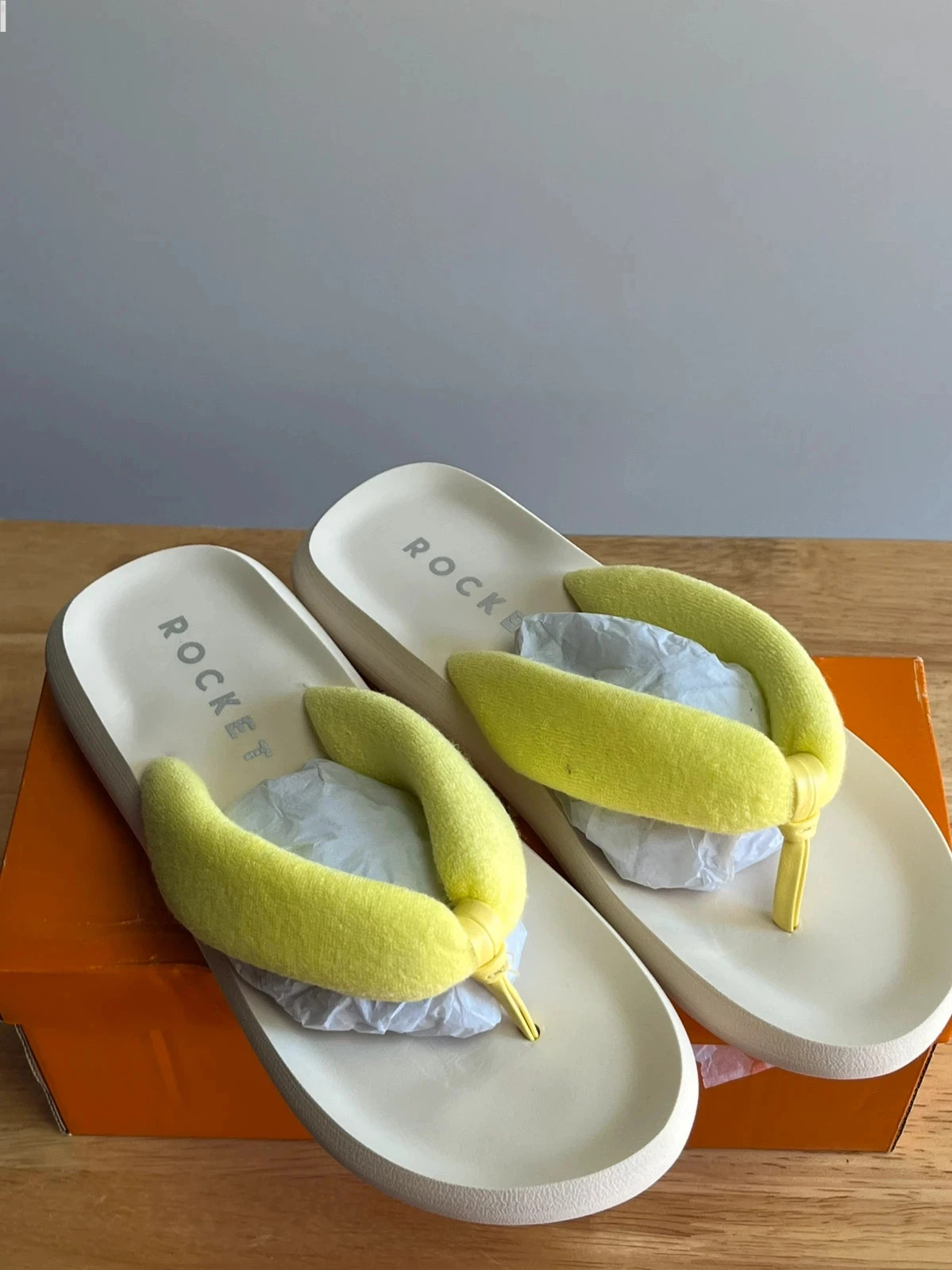 New in box rocket dog sunset puff women’s sandals yellow/beige size UK5