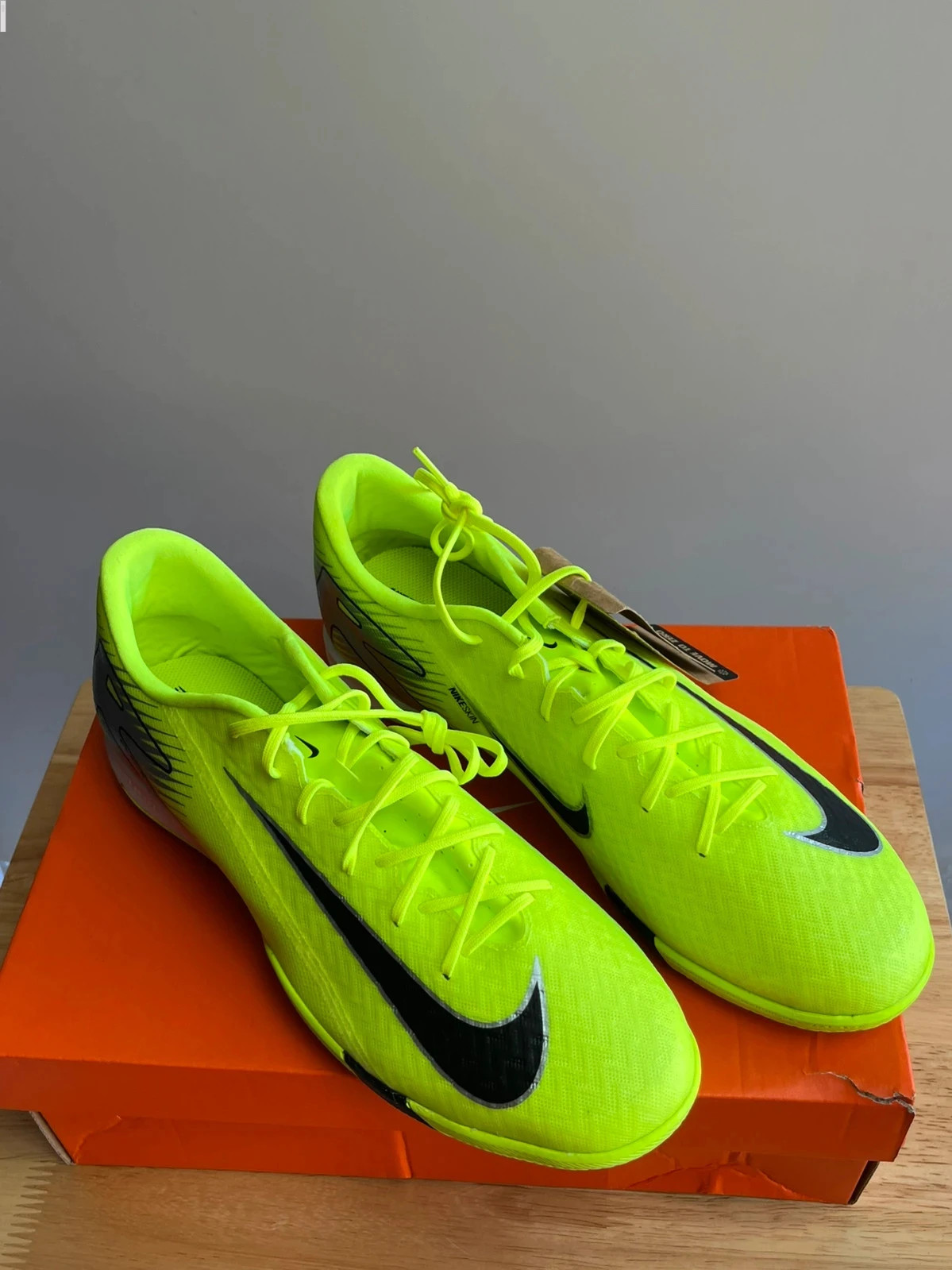 Nike mercurial Vapor 16 academy IC mad voltage line in volt/black men’s shoes UK11