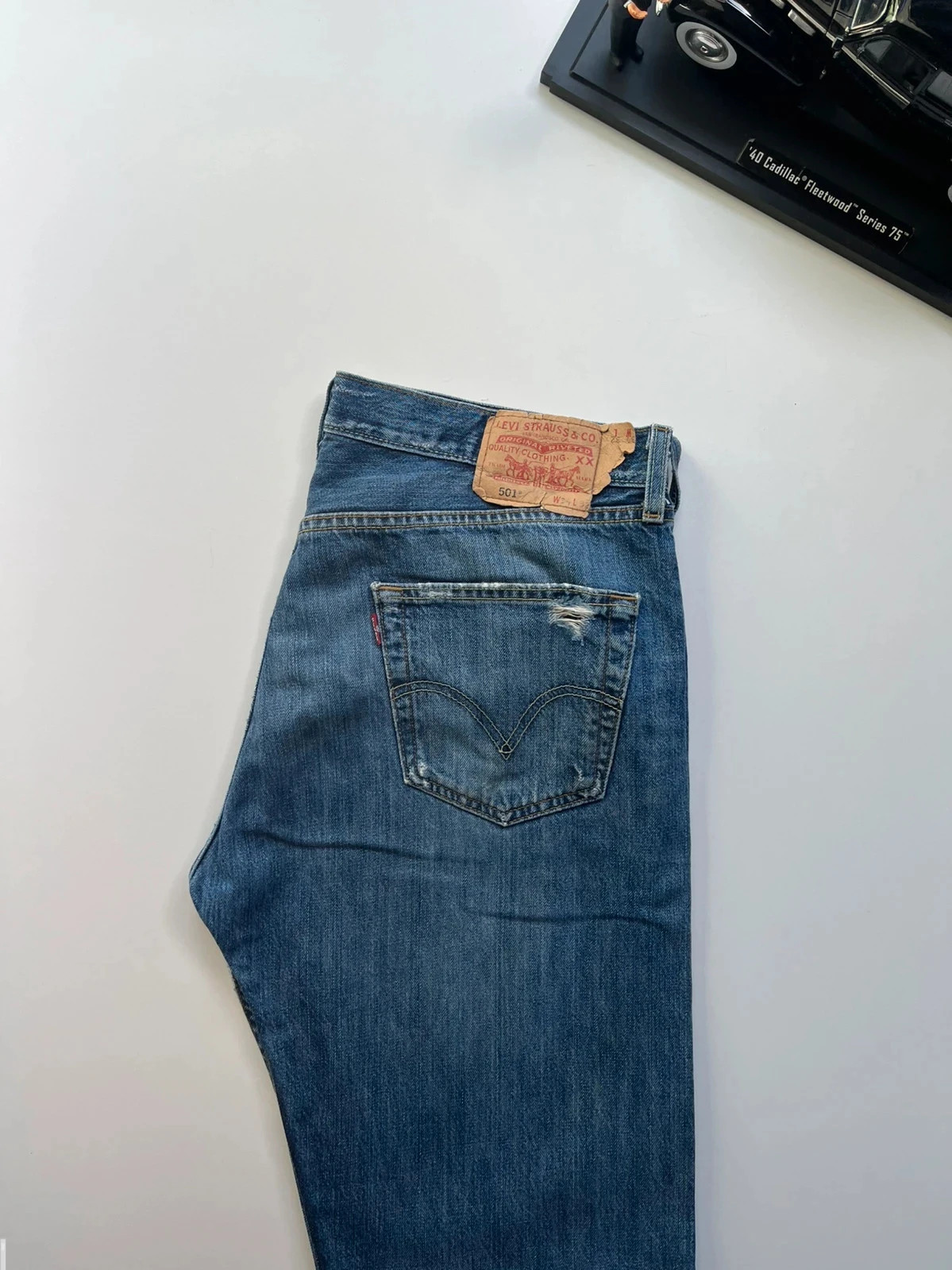 Levi’s vintage 501 classic straight ripped style blue men’s workwear jeans W34 L32
