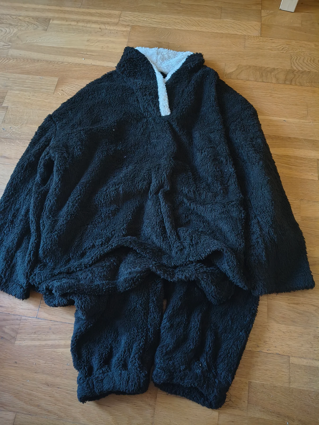 Black Teddy Fleece Pullover – Size L
