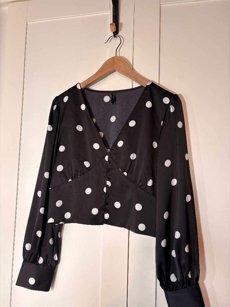 Yas black and white spotty size L crop top seat I feel material going out top