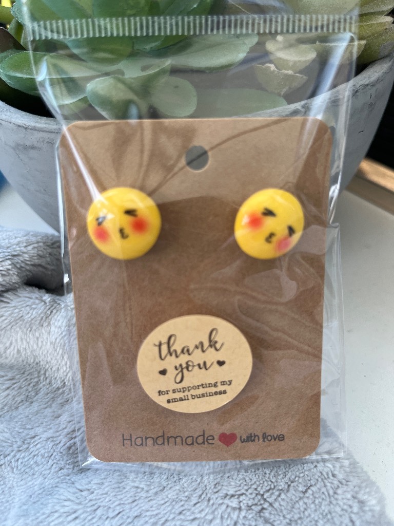 # kisses emoji earings