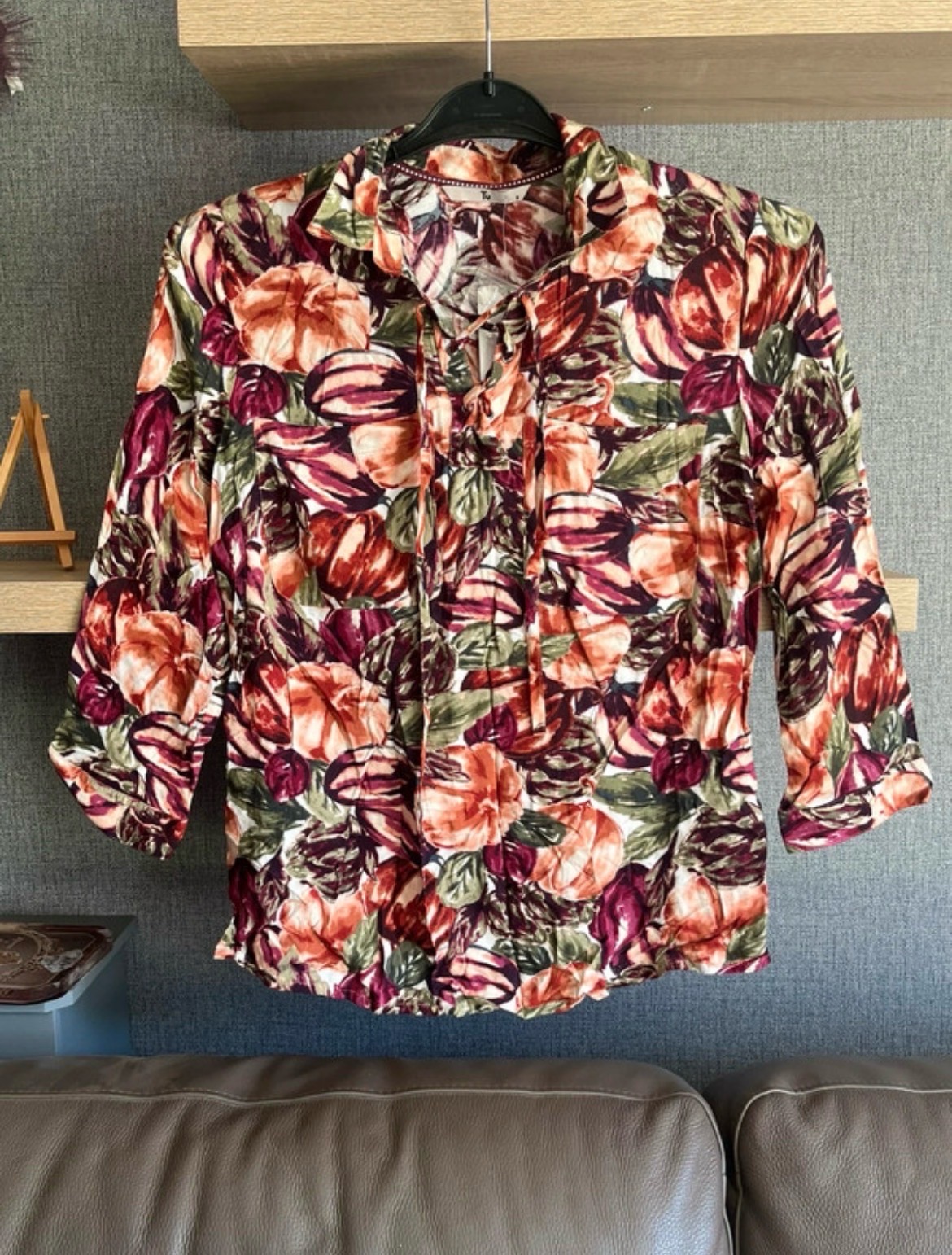 Tu Autumn print Long Sleeve tie neck top. New. Size 8