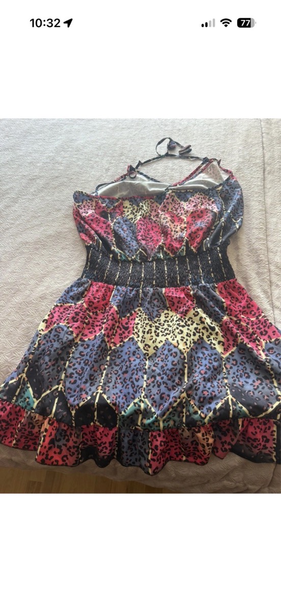 This new, unbranded beautiful dress in size M features a vibrant multicoloured geometric print, perf
