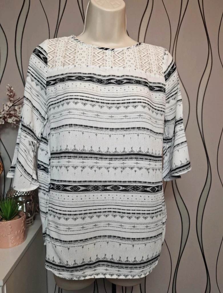 Mudd Black White Patterned Lace Top UK 12-14