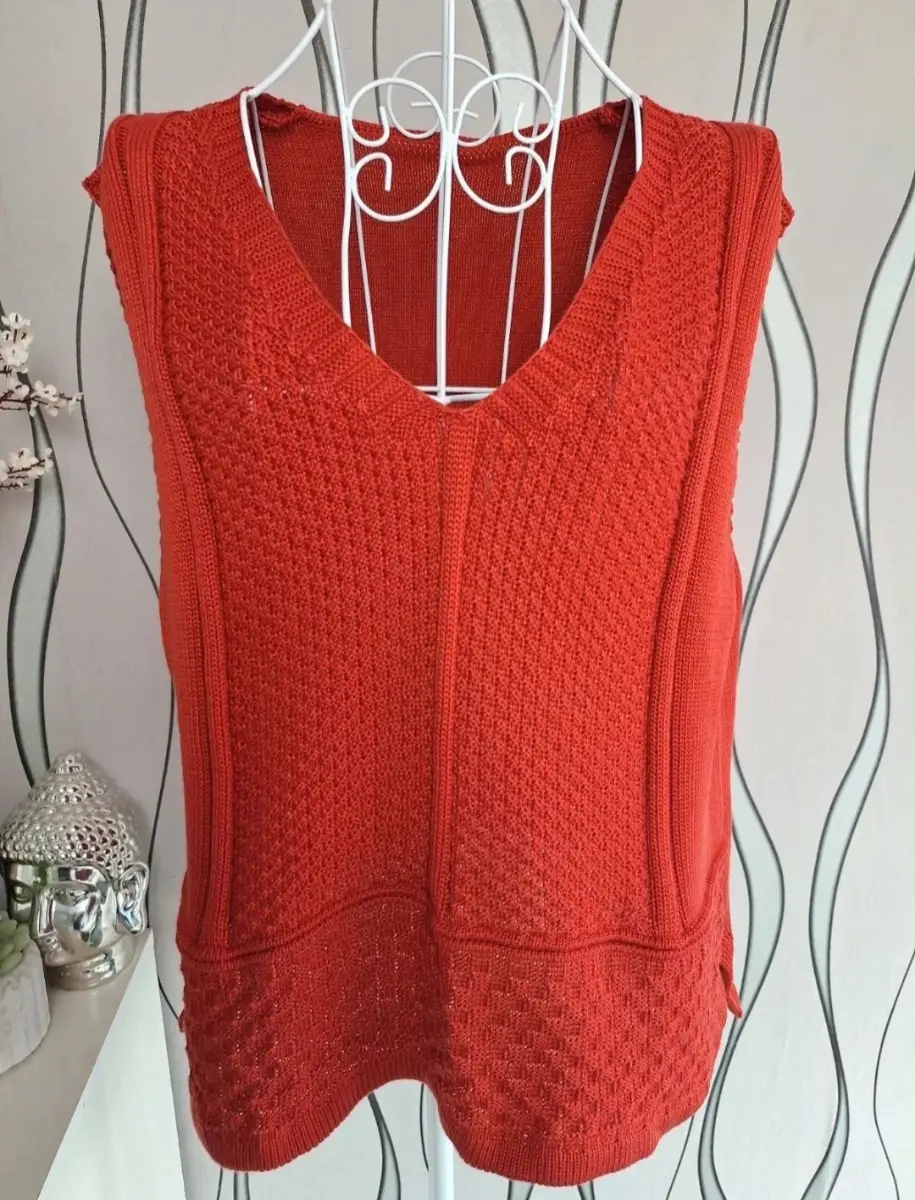 Red Soft Knit Sleeveless Top V Neck One Size UK 14 16