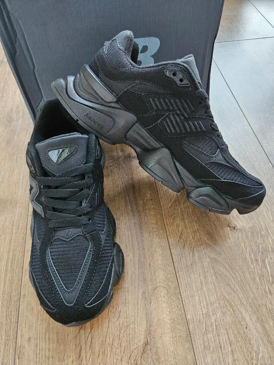 New Balance 9060 Triple Black UK 7.5 EU 41 Trainers